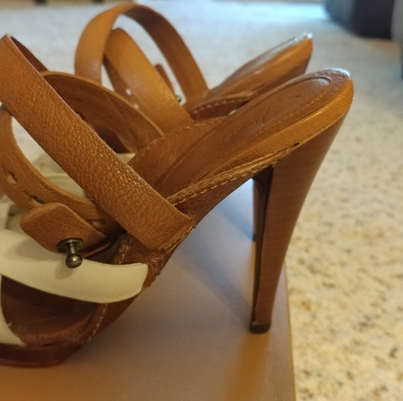 Beautiful Leather Sandal - Picture 2 of 4